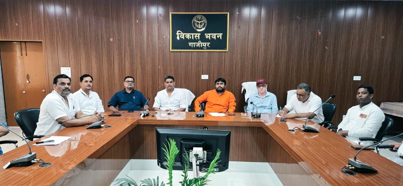 गाजीपुर: अधिकारीगण कर्मचारियों को अमर्यादित करना छोड़ दें- दुर्गेश