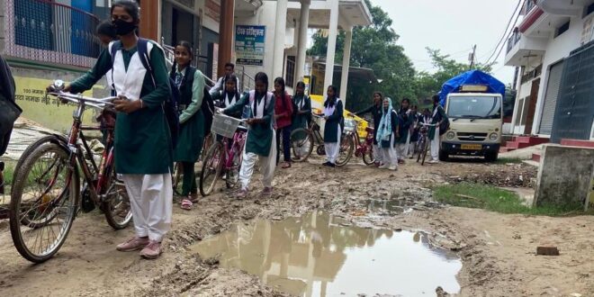 बरहपुर नंदगंज में बाईपास गली के जर्जर मार्ग से लोग त्रस्त, जलजमाव के बीच स्कूल जाने को मजबूर छात्राएं
