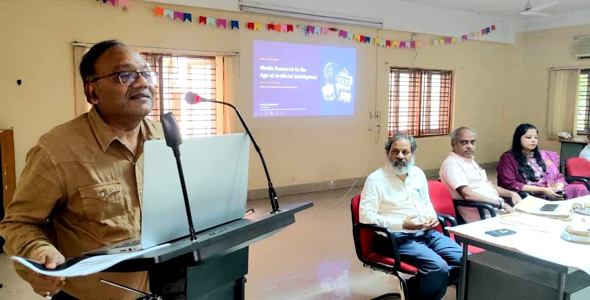 वाराणसी: आर्टिफीसियल इंटेलिजेंस आपका प्रतिस्पर्धी नहीं, बल्कि बन सकता है सह-शोधकर्ता : प्रो. मनोज दयाल