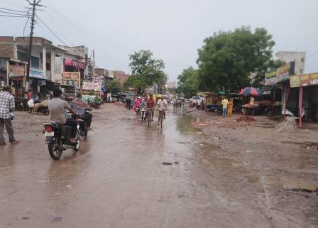 बारिश से नंदगंज बाजार की सड़क पर लगा पानी, जलनिकासी व्यवस्था नहीं होने से बढ़ी परेशानी
