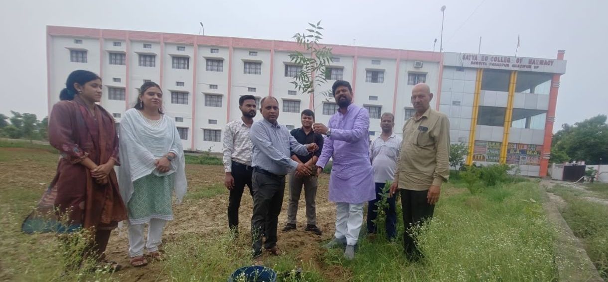 सत्यदेव कॉलेज ऑफ़ फार्मेसी, गाज़ीपुर में भव्य वृक्षारोपण कार्यक्रम का हुआ आयोजन: ‘एक पेड़, एक ज़िंदगी’ का दिया संदेश