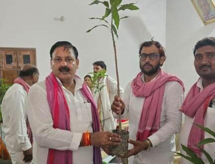गाजीपुर: जंगीपुर विधानसभा के हर घर-घर लगाएं पीडीए का पौधा- विधायक डा. वीरेंद्र यादव   