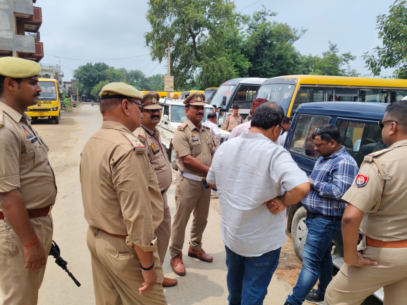गाजीपुर: एवरग्रीन, सनसाइन सहित 12 विद्यालयो के 24 वाहनो का एआरटीओ ने किया चालान