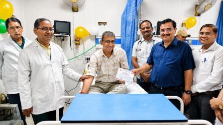 वाराणसी रेल मंडल प्रबंधक ने किया रक्‍तदान, कहा- रक्‍तदान महादान