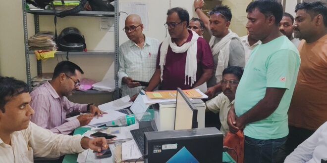 गाजीपुर: वाणिज्यिक शिविर में उमड़े उपभोक्ता, विद्युत विभाग ने मौके पर किया समस्याओं का निस्तारण