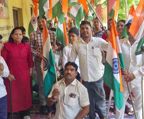 गाजीपुर: राष्‍ट्रप्रेम से ओत-प्रोत दिव्‍यांगजन बच्‍चो ने लहराया तिरंगा