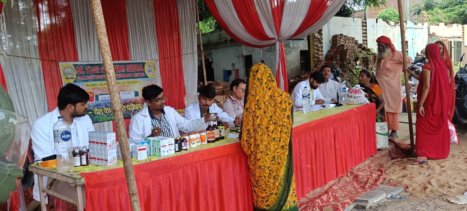 डॉक्टर विजय हास्पिटल के तत्वावधान में मार्कण्डेय महादेव धाम के पास लगा स्वास्थ्य शिविर, 239 मरीजों का हुआ इलाज