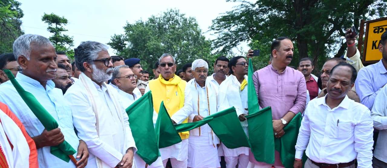 कैबिनेट मंत्री ओमप्रकाश राजभर ने कामायनी एक्‍सप्रेस को दिखाई हरी झंडी, करीमुद्दीनपुर स्‍टेशन पर नियमित ठहराव शुरू