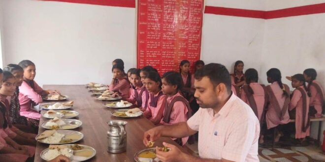 कस्तूरबा गांधी आवासीय बालिका विद्यालयों में खण्ड शिक्षा अधिकारियों ने किया निरीक्षण, छात्राओं के साथ किया सहभोज
