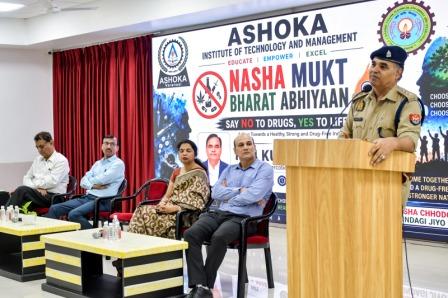 अशोका इंस्‍टीट्यू वाराणसी: नशामुक्त युवा ही विकसित भारत की नींव- राजकुमार त्रिपाठी