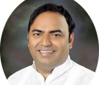 कृष्ण सुदामा संस्थान में विद्यार्थियों को निःशुल्क ड्रेस का वितरण, केदार विजय ट्रस्ट की सराहनीय पहल