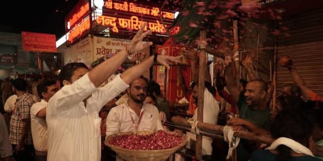 सावन के अंतिम सोमवार पर बाबा विश्वनाथ के दर्शन के लिए उमड़ा श्रद्धा का सैलाब
