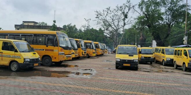 गाजीपुर: जमानियां रामलीला मैदान में निजी स्‍कूली वाहनों और बेतरतीब पार्किंग के कारण राहगीरों को परेशानी