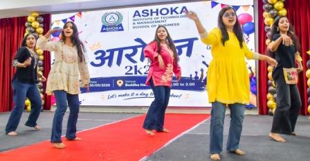 अशोका वाराणसी में फ्रेशर्स पार्टी ‘आरोहण 2026’ में विद्यार्थियों ने बिखेरी प्रतिभा