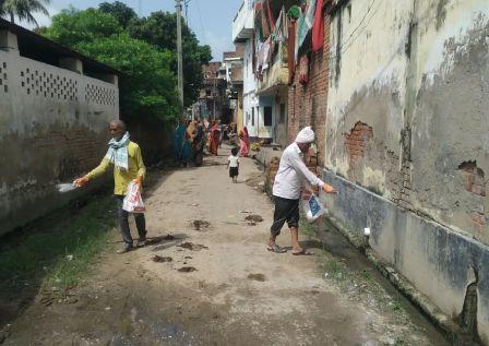 गाजीपुर: बाढ़ प्रभावित क्षेत्रों में एंटी लार्वा एवं ब्लीचिंग पाउडर का हुआ छिड़काव