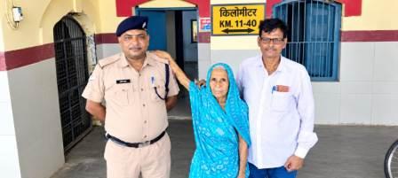वाराणसी: RPF की तत्परता से वृद्ध महिला को परिजनों से मिलाया, यात्री का ₹9.80 लाख का सामान सुरक्षित लौटाया
