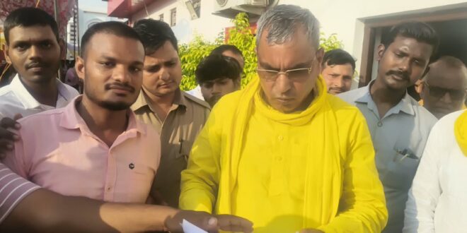 गाजीपुर: कैबिनेट मंत्री ओमप्रकाश राजभर से मिले बिजली विभाग के मीटर रीडर, कम मानदेय, धमकी की सुनाई दुख भरी व्‍यथा