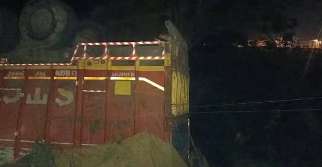 गाजीपुर: आलू से लदा अनियंत्रित ट्रक गड्ढे में पलटा, चालक की मौत