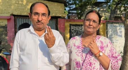 गाजीपुर में स्नातक-शिक्षक एमएलसी चुनाव में मतदान, पीजी कालेज के प्राचार्य एवं काशी विद्यापीठ के रजिस्ट्रार ने किया मतदान