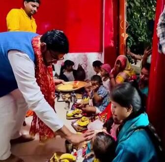 मुहम्‍मदाबाद विधायक मन्‍नू अंसारी ने दुर्गा पंडालों में किया पूजा-अर्चना, नौ कन्‍याओं को भोग खिलाकर लिया आशीर्वाद