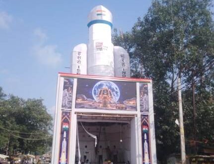 नंदगंज के चोचकपुर मोड़ पर इसरो के एलवीएम-3 एम की थीम पर बना मां दुर्गा का भव्य पंडाल, बना आकर्षण का केंद्र