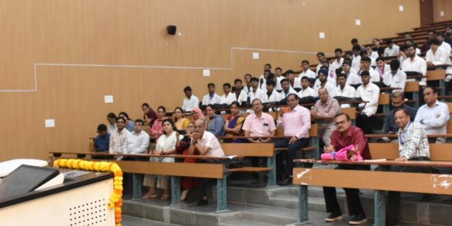 बीएचयू चिकित्सा विज्ञान संस्थान में एमबीबीएस विद्यार्थियों के फाउंडेशन कोर्स का हुआ समापन, बोलें कुलपति- आप सेवा प्रधान क्षेत्र में कर रहें है प्रवेश