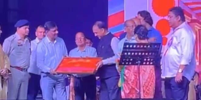 आजमगढ़: सांस्कृतिक समारोह में बंगीय समाज द्वारा विशेष पुलिस आयुक्त देवेश चंद्र श्रीवास्तबव को ‘कोदंड सम्मान’