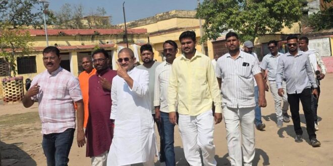 गाजीपुर: स्‍नातक व शिक्षक एमएलसी चुनाव के मतदान में मतदाताओं का दिखा उत्‍साह