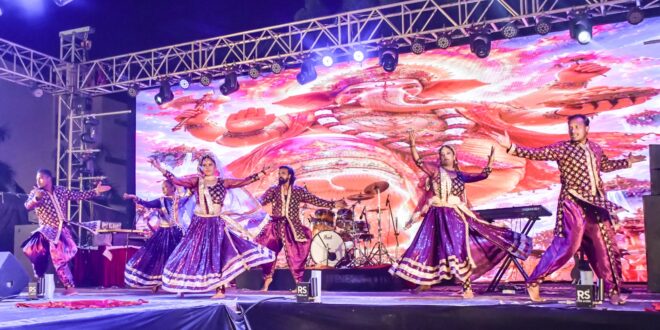 अशोका इंस्टीट्यूट वाराणसी में डांडिया क्लबिंग की धूम, गरबा की धुन पर झूमे विद्यार्थी