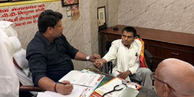 गाजीपुर: डा. स्‍वतंत्र सिंह ने दिव्‍यांग अमन से किया वादा, PCS उत्‍तीर्ण करें, तब लूंगा फीस, नहीं तो सब फ्री