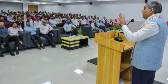 अशोका इंस्टीट्यूट वाराणसी: फार्मेसी शिक्षा में नई शिक्षा नीति के प्रभावी क्रियान्वयन पर विशेषज्ञों ने किया मंथन